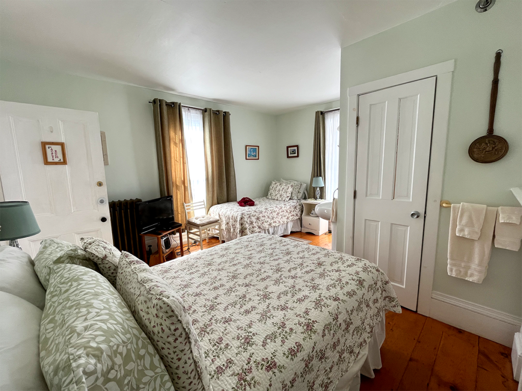 Enjoy your staying in the beautifully appointed Azalea Room at Candlebay Inn